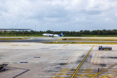 Aero Mexico uçağı Cancun Uluslararası Havaalanı 'ndan kalkıyor, bulutlu bir gün. Cancun. Meksika. 