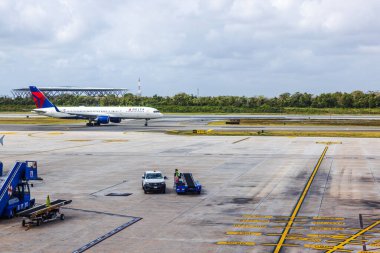 Delta Hava Yolları, güneşli bir havada Cancun Uluslararası Havaalanı 'nda piste iniyor. Meksika mı? Cancun.. 