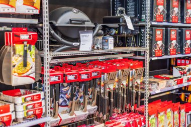 Weber gaz ızgara aksesuarları ve ızgara aletleri. Spatulalar, tavalar ve başlangıç setleri de dahil. İsveç. 