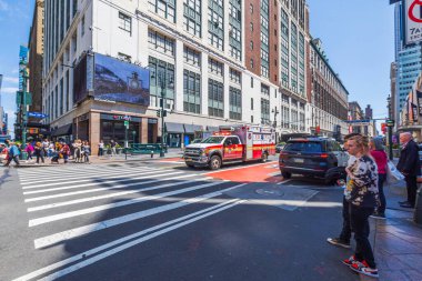 New York ambulansı Macy 's yakınlarındaki kalabalık Manhattan caddesinden yaya geçidi ile geçiyor. - New York. ABD. 