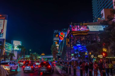 Kalabalık, trafik, neon ışıkları ve hareket ve aydınlatma arabalarıyla Las Vegas 'ın gece manzarası. Las Vegas mı? ABD. 