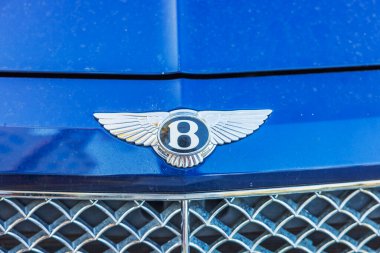 Bentley amblemini krom ön ızgaralı mavi lüks araba kaputunda kapat. Miami Plajı. ABD. 