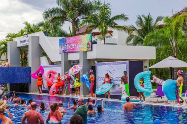 Breathless Otel 'de renkli bir doğum günü partisi, ellerinde şişme oyuncaklar ve suda eğlenen misafirlerle. Punta Cana. Dominik Cumhuriyeti. 