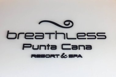 Dominik Cumhuriyeti 'ndeki Breathless Punta Cana Resort ve Spa' nın duvarındaki logonun yakın görüntüsü. Punta Cana. Dominik Cumhuriyeti.