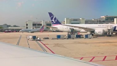 Polonya Havayolları LOT uçağı güneşli bir günde JFK havaalanının yakınına park etti. - New York. ABD. 