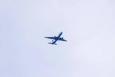 Gündüz vakti bulutlu havada uçan FedEx kargo uçağının yakın görüntüsü. Miami Plajı. ABD.