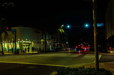 Collins Bulvarı ile 5. caddenin kesiştiği yerde gece manzarası var. Miami Plajı. 
