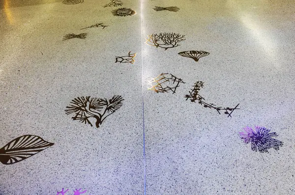 Miami Uluslararası Havalimanı içinde botanik ve mercan desenli sanatsal zemin dekorasyonu.