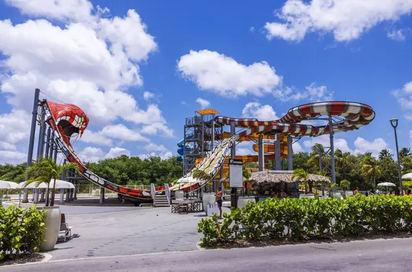 Corendon Otel Karayipleri 'nde renkli tüpler, kule ve palmiye ağaçları olan dev kobra su kaydırağı.. 