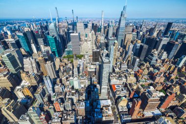 Empire State Binası 'nın gölgesi Manhattan şehir merkezindeki gökdelenlere parlak güneş ışığı altında düşüyor. - New York. ABD.