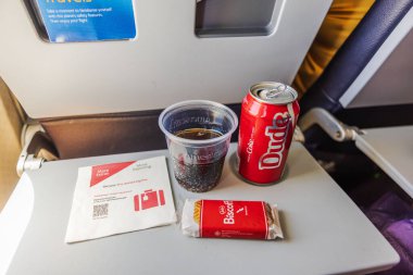 American Airlines 'ın uçuş yemeği Coca Cola kutusu, plastik bardak, Biscoff kurabiyesi ve tepsi masasında peçete. - New York. ABD. 
