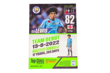 Manchester City 'den Rico Lewis' in oynadığı koleksiyon panini kartı, 13-08-2022 yaş arası ilk maçına beyaz arka planda 40 galibiyetle çıktı. İsveç. Uppsala. 
