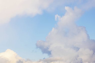 Berrak güneşli bir günde, berrak beyaz bulutlu mavi gökyüzü ve temiz atmosfer manzarası. İsveç.