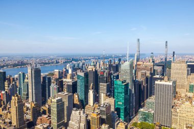 New York 'un panoramik manzarası gökdelenler ve açık mavi gökyüzü altında Hudson Nehri. - New York. ABD. 