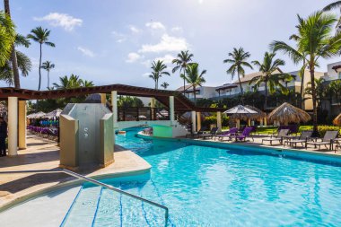 Köprüsü, güneşli yatakları ve güneşli tropik gökyüzünün altında palmiye ağaçları olan lüks bir tatil köyü. Dominik Cumhuriyeti. Punta Cana. 