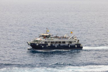 Büyük Kanarya yakınlarındaki Atlantik Okyanusu 'ndan geçen cam feribot turistlerle dolu. Büyük Kanarya. İspanya. 