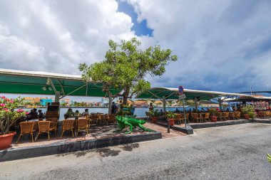 Sint Anna Körfezi 'nin arka planında renkli binaları olan kafe terası.. 