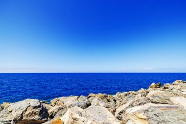 Atlantik Okyanusu 'nun mavi suları ve güneşli havalarda açık gökyüzü ile Rocky sahili. İspanya. Büyük Kanarya.