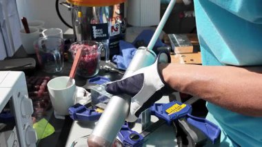 El yapımı balık yemi yapmak için erimiş silikonu kalıba döküyorum..