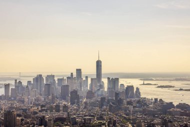 New York 'un panoramik manzarası. Gün batımında Dünya Ticaret Merkezi, Özgürlük Heykeli ve Hudson Nehri' nin silüeti. - New York. ABD. 