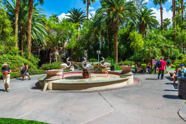 Flamingo Otel ve Kumarhanesinin avlusunda fıskiye, palmiye ağaçları, çiçekler ve yürüyen turistlerle birlikte. Las Vegas mı? ABD.