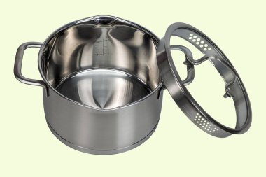 İki saplı ve sarı arkaplan üzerine yerleştirilmiş paslanmaz çelik tencereyi kapat.