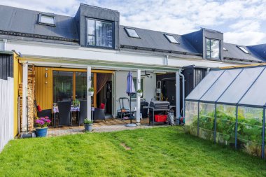 Bahar ortası masası, ızgara et şişleri, mısır, salata, bira ve kutlama için soslar. İsveç. 