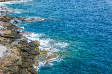 Büyük Kanarya İspanya 'sında Atlantik Okyanusu' nun kayalık sahillerine çarpan dalgalar.