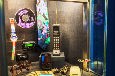 Empire State Müzesi 'nde cep telefonu CD' si ve cihazları olan klasik teknoloji sergisi. - New York. ABD. 
