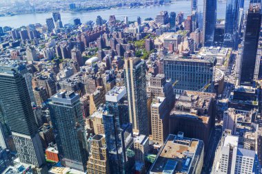 Yüksek New York ofis kuleleri, modern cam binalar ve Hudson Nehri yakınlarındaki şehir caddelerinin üst manzarası. - New York. ABD. 