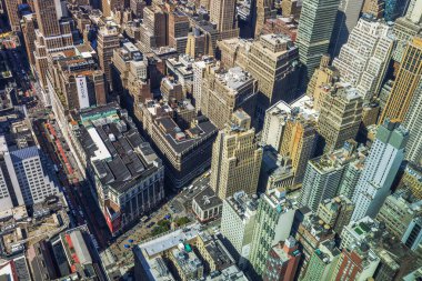 Macy mağazası olan New York 'un en iyi manzarası ve yüksek binaları olan kalabalık caddeler. - New York. ABD.