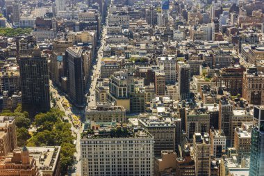Empire State Binası 'ndan güzel bir manzara New York bloklarını, caddeleri ve Flatiron Binasını gösteriyor. - New York. ABD. 