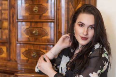 Güzel siyah saçlı bir kızın ön manzara portresi. Yatay olarak. 