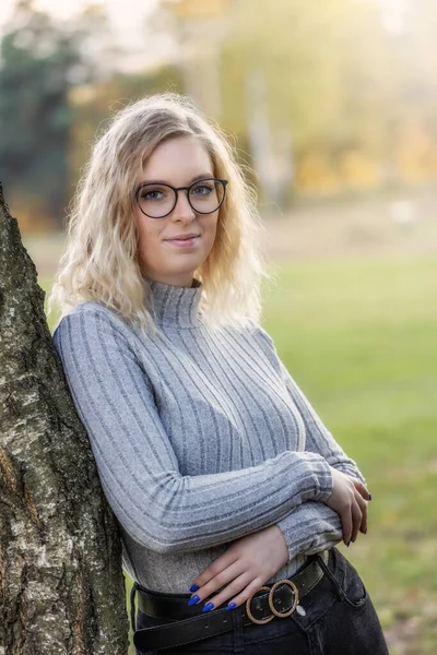 Retrato Bela Jovem Mulher Óculos Posando Encostada Uma Árvore Outono — Fotografia de Stock