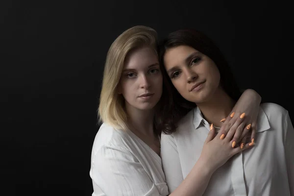 Slecht Sleutelportret Van Twee Mooie Meisjes Die Poseren Voor Camera — Stockfoto