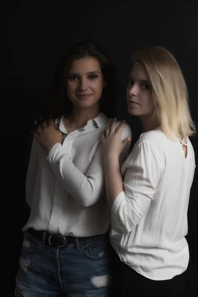 Πορτρέτο Δύο Όμορφων Νεαρών Γυναικών Που Ποζάρουν Στο Στούντιο Οπτικά — Φωτογραφία Αρχείου