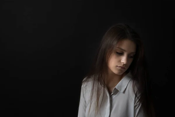 Kleines Studioporträt Eines Traurigen Mädchens Horizontal — Stockfoto
