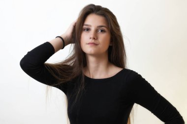 Aydınlık arka planda güzel bir kızın portresi. Yatay olarak. 