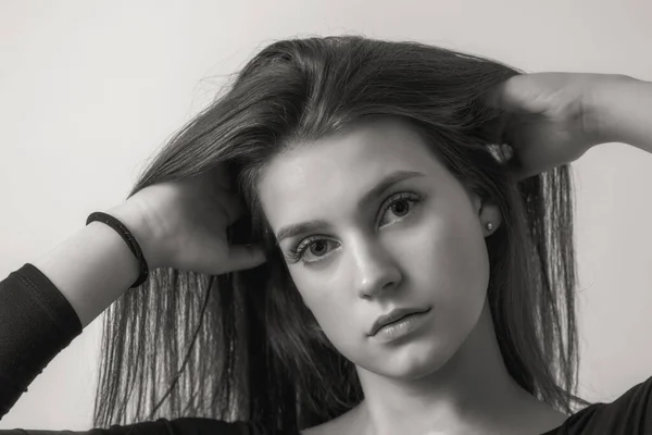 Schwarz Weißes Porträt Eines Schönen Mädchens Auf Hellem Hintergrund Horizontal — Stockfoto