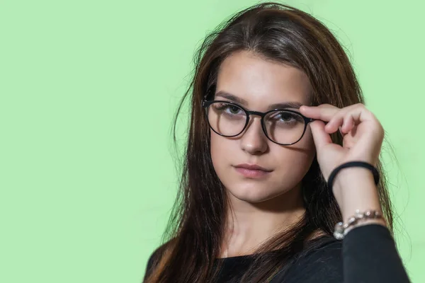 Portrét Atraktivní Dívky Brýlemi Pózujícími Zeleném Pozadí Vodorovně — Stock fotografie