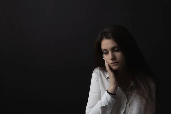 Estudio Retrato Bajo Chica Triste Horizontalmente —  Fotos de Stock