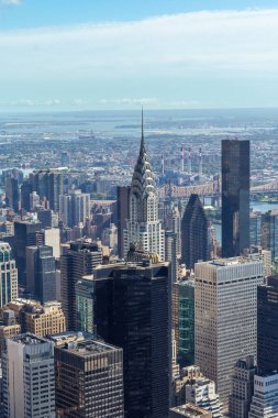 New York 'taki Manhattan ve East River' ın havadan görüntüsü. Dikey.