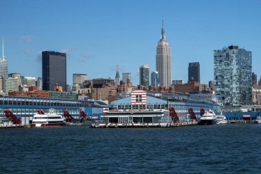 Hudson Nehri 'nden Manhattan manzarası. New York 'ta. ABD.