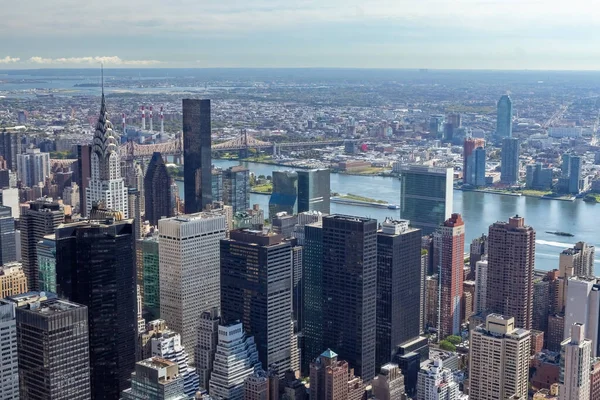 ニューヨーク市のミッドタウン マンハッタンとイースト川の空中ビュー 水平方向 — ストック写真