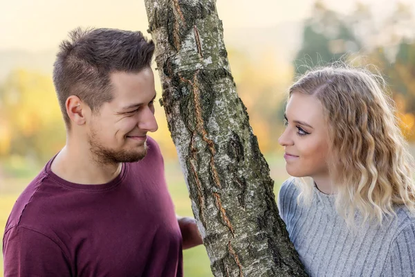 Unga Kärleksfulla Par Poserar Höstparken Horisontellt — Stockfoto