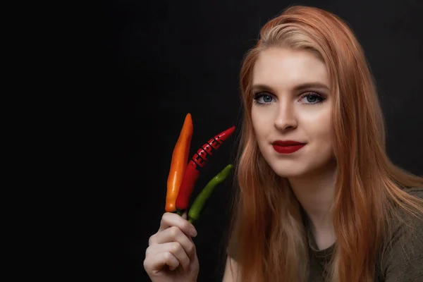 Atraktivní Mladá Žena Červenými Rty Pózuje Pestrobarevnými Chilli Papričkami Jedna — Stock fotografie