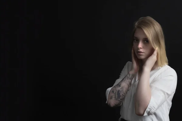 Låg Nyckel Porträtt Blond Ledsen Ung Kvinna Klädd Vit Skjorta — Stockfoto