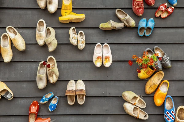 Zapatos Madera Holandeses Tradicionales Colgados Una Pared Como Decoración Horizontalmente — Foto de Stock