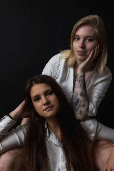 Baixo Retrato Chave Duas Belas Jovens Mulheres Sentadas Estúdio Verticalmente — Fotografia de Stock