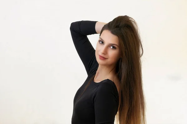 Atrakcyjna Dziewczyna Długimi Włosami Pozuje Jasnym Tle Poziomo — Zdjęcie stockowe